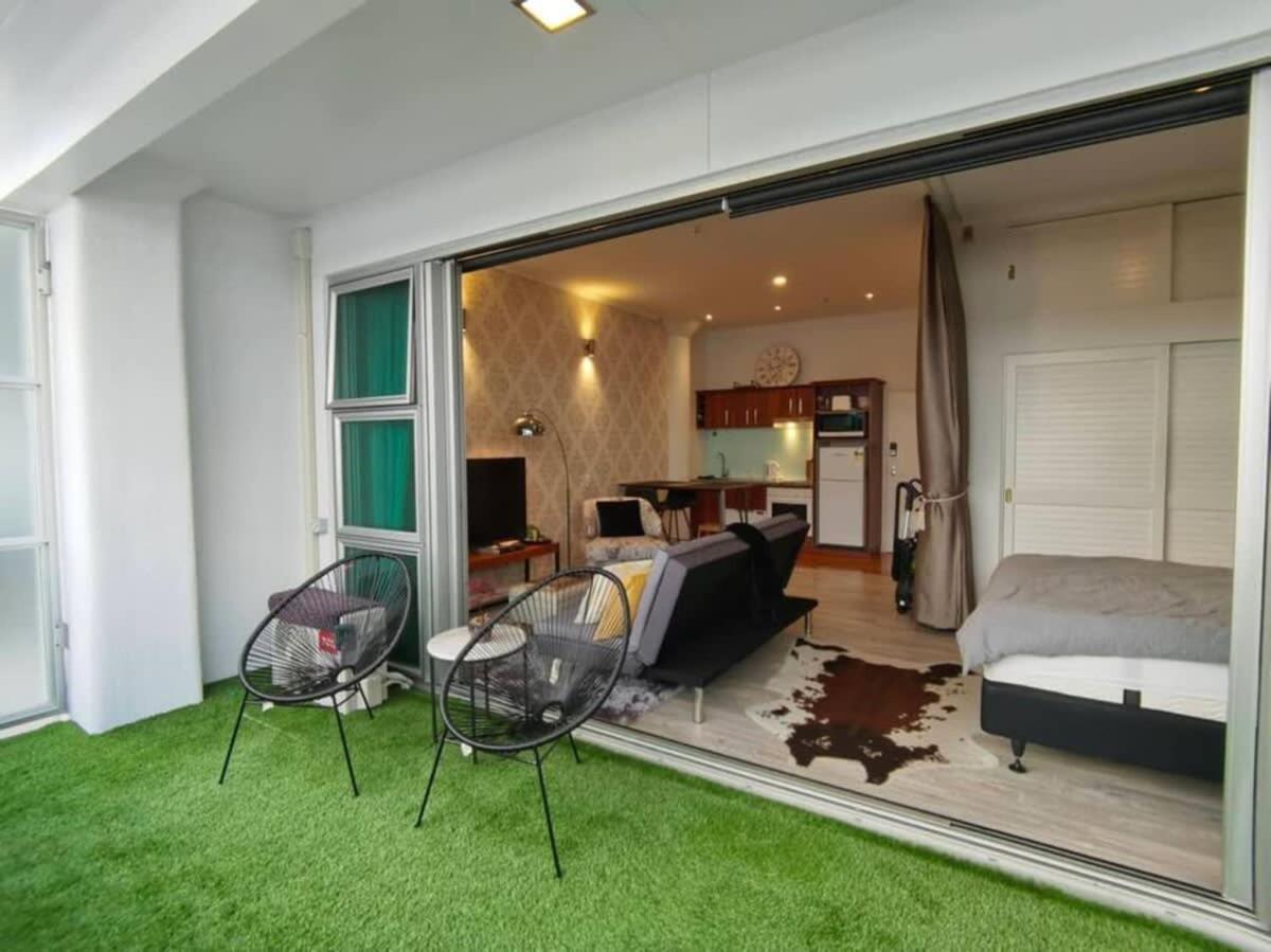 Close to Ferry! Viaduct Studio with a Balcony by Zodiak Stays
