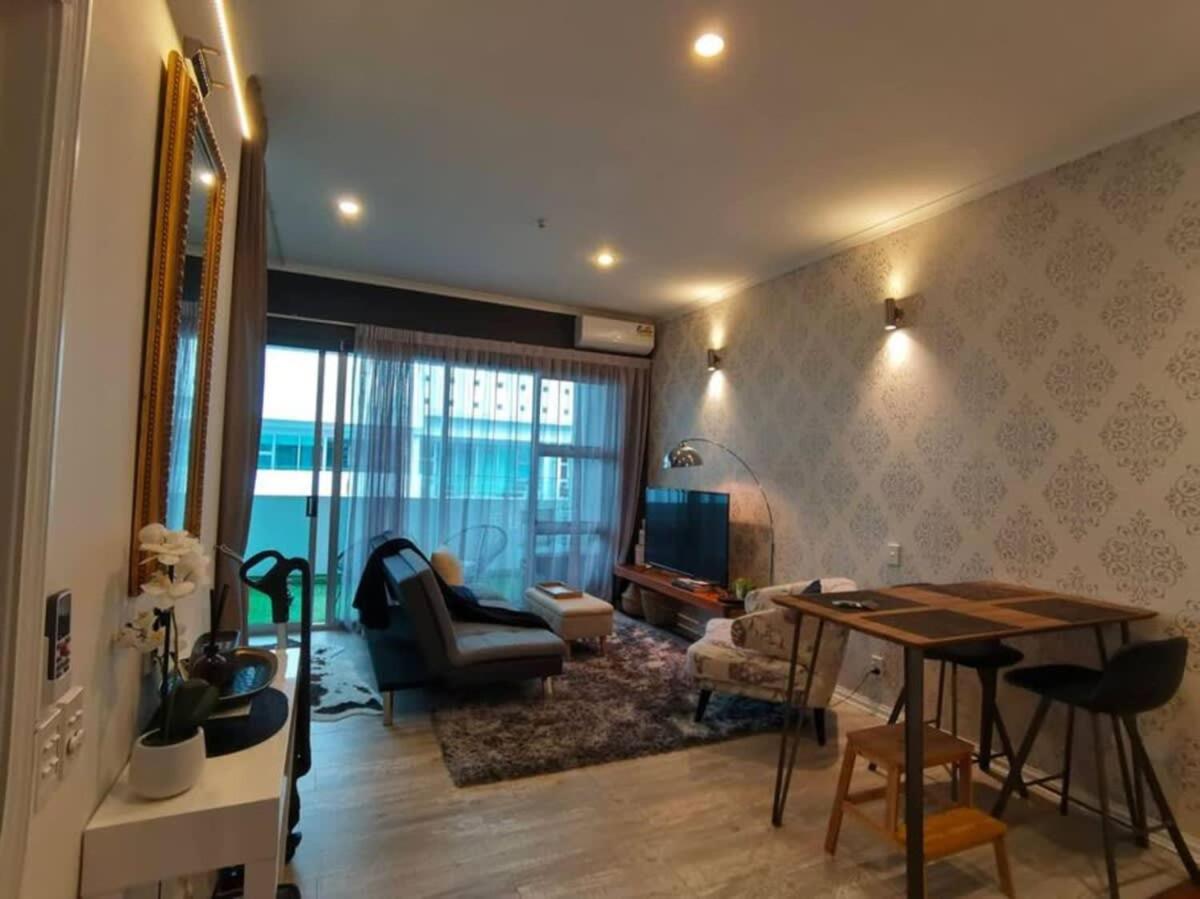 Close to Ferry! Viaduct Studio with a Balcony by Zodiak Stays