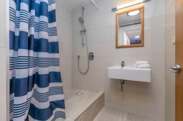 Central stylish studio in CBD by Zodiak Stays