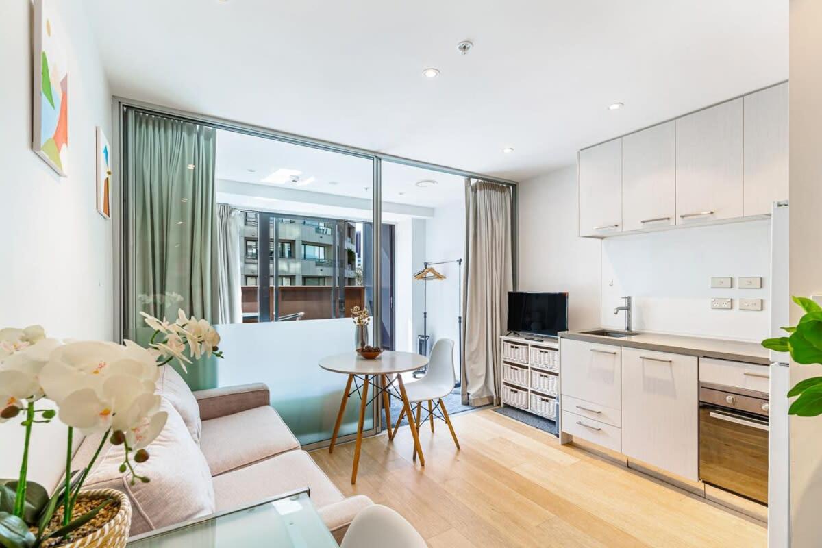 Sleek central stay with balcony by Zodiak Stays view 2