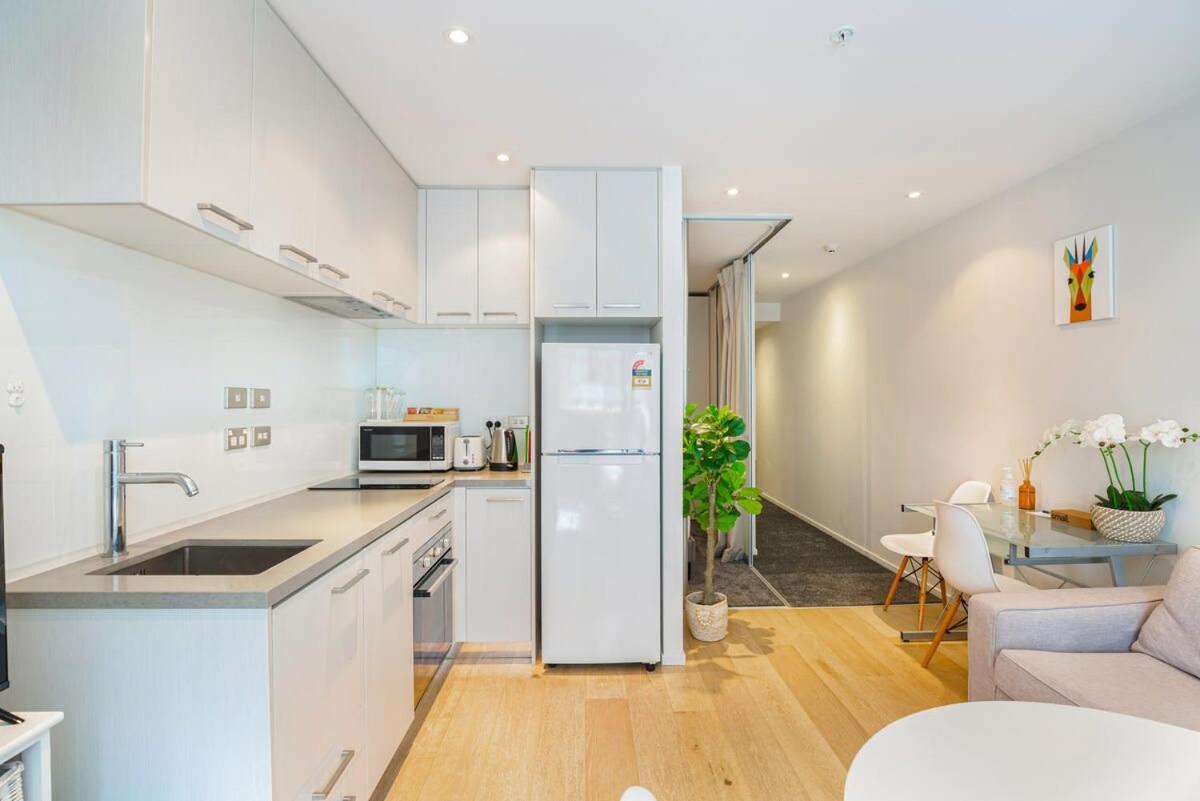 Sleek central stay with balcony by Zodiak Stays view 5