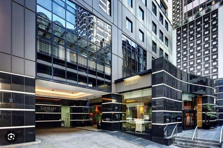 City views from 1BR Queen St apartment — Auckland