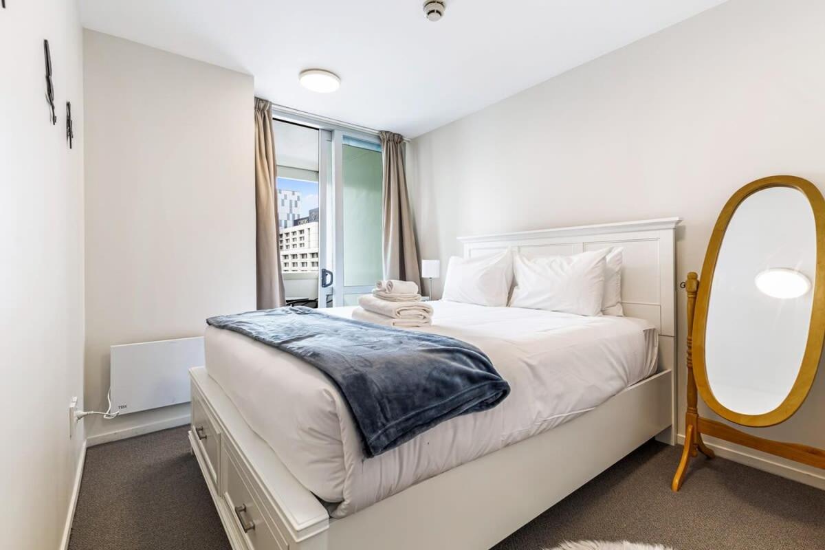 Cosy Central 1BR with Balcony view 2