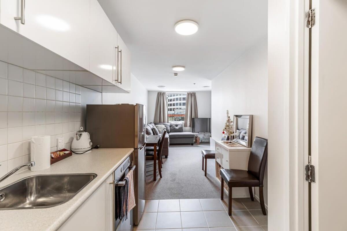 Cosy Central 1BR with Balcony view 3