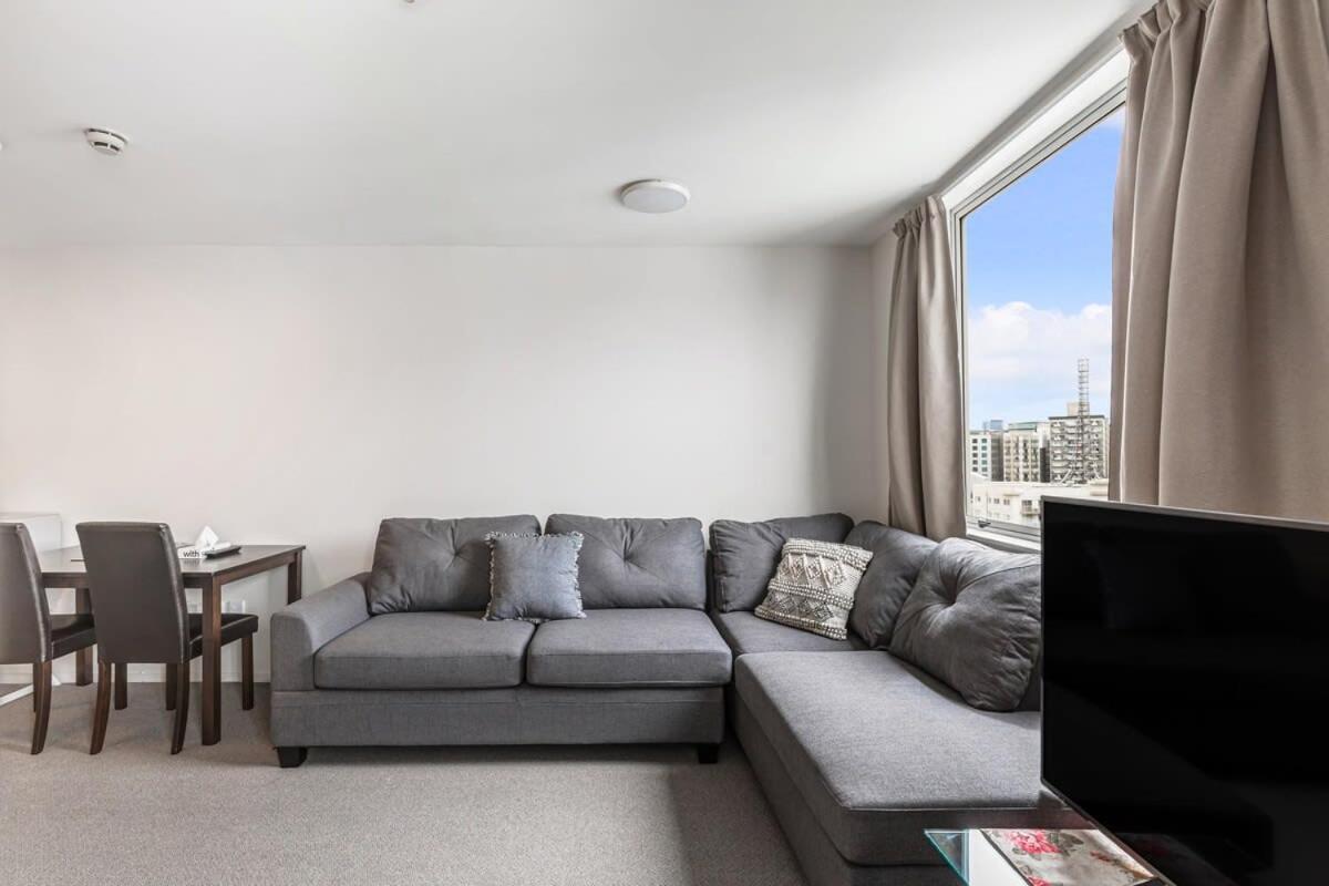 Cosy Central 1BR with Balcony view 4