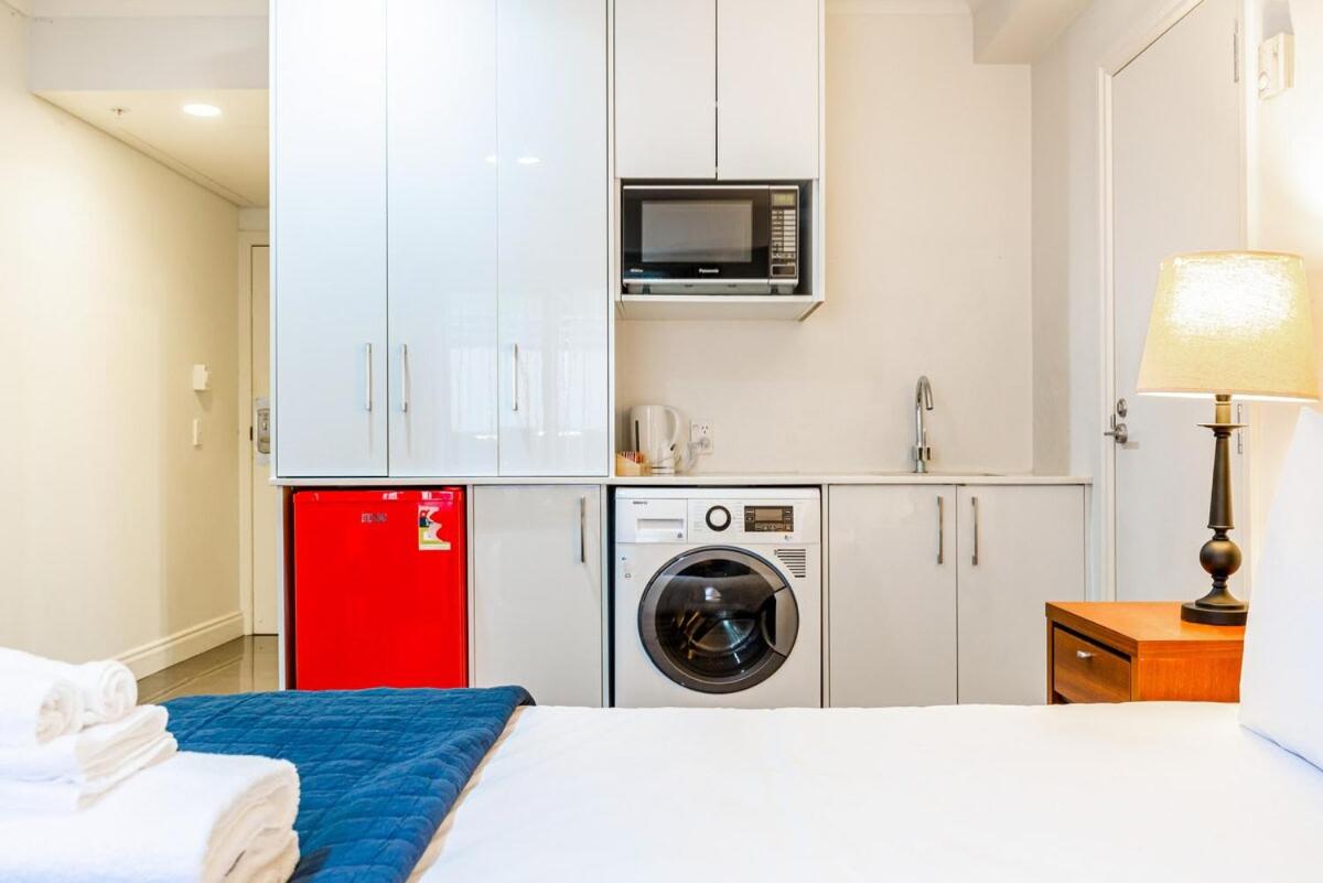 Cosy & Comfy studio on Queen St by Zodiak Stays view 4