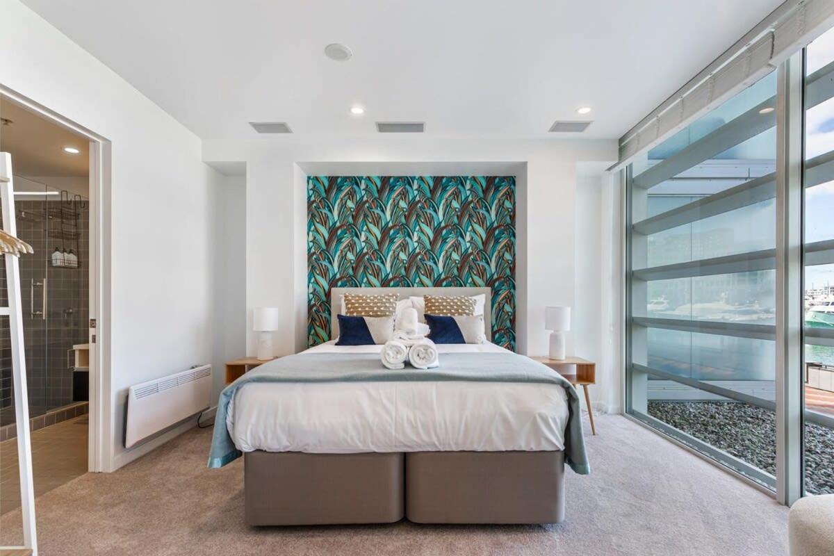 Beautiful harbour view apartment by Zodiak Stays view 2