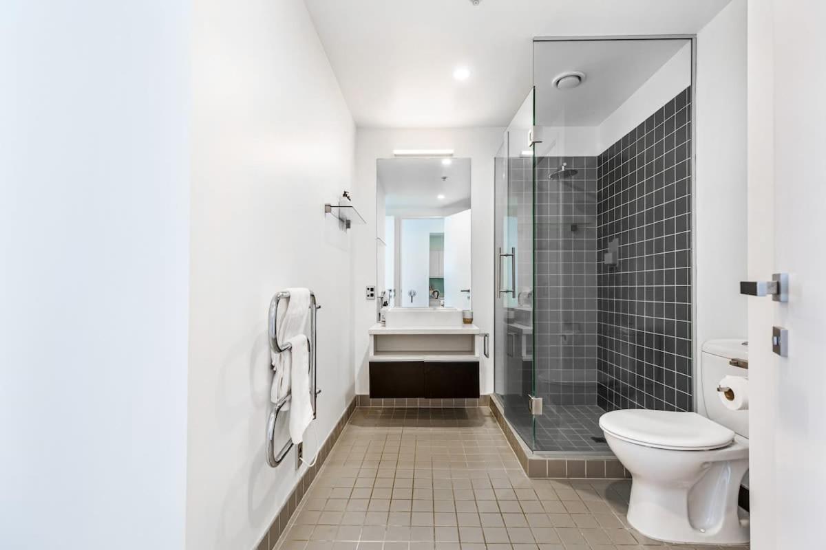 Beautiful harbour view apartment by Zodiak Stays view 4