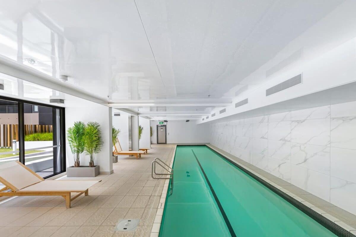 Queen St 1BR apartment with balcony + pool photo 5