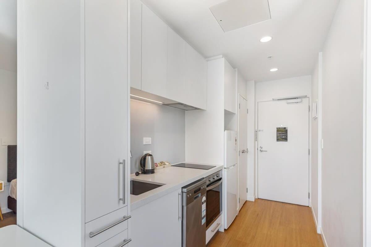 Queen St 1BR apartment with balcony + pool
