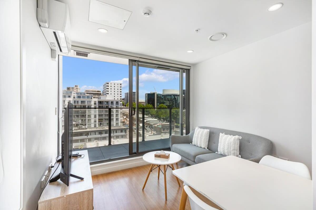 Queen St 1BR apartment with balcony + pool photo 2