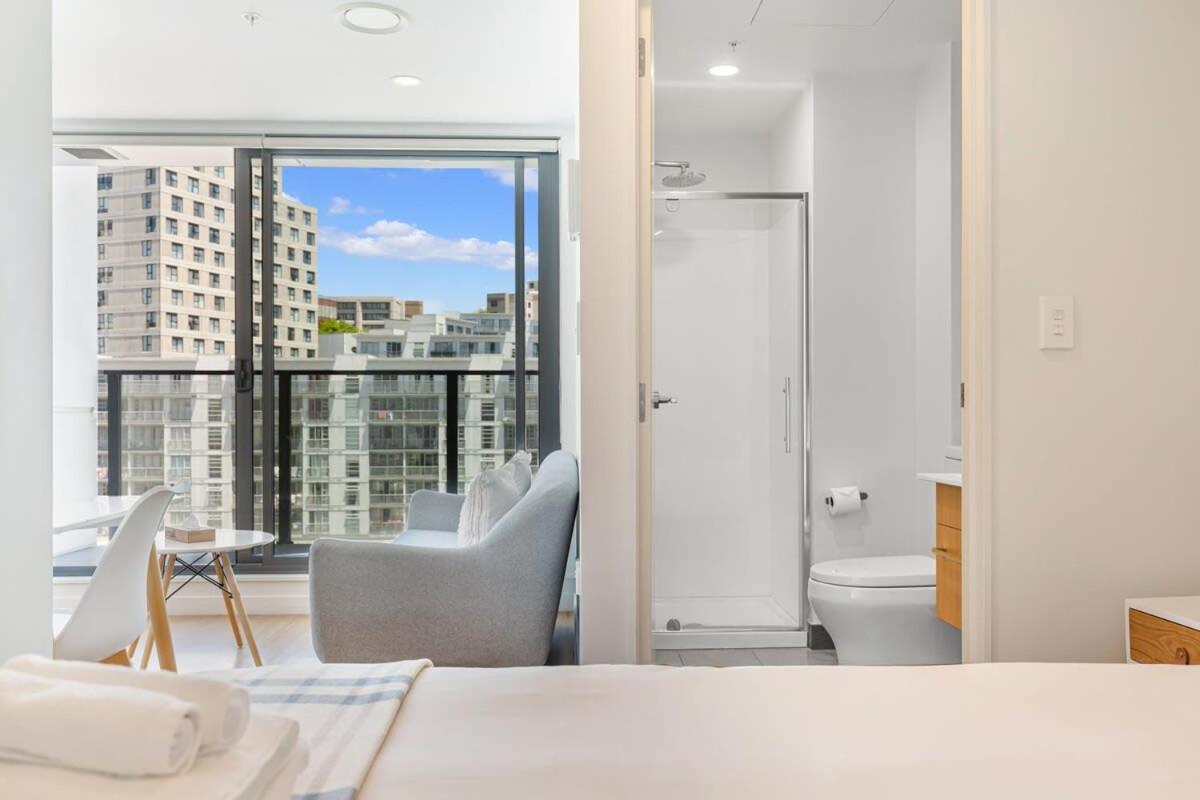 Queen St 1BR apartment with balcony + pool