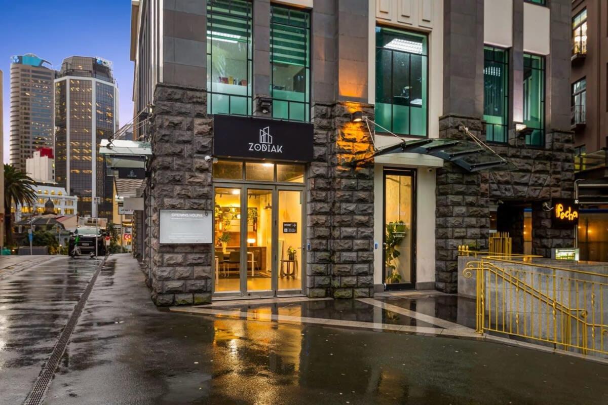 Queen St 1BR apartment with balcony + pool photo 4