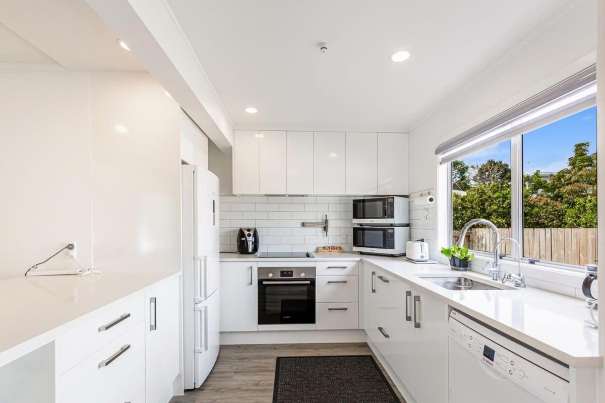 Spacious Renovated 3BR in Ellerslie I Zodiak Stays view 2