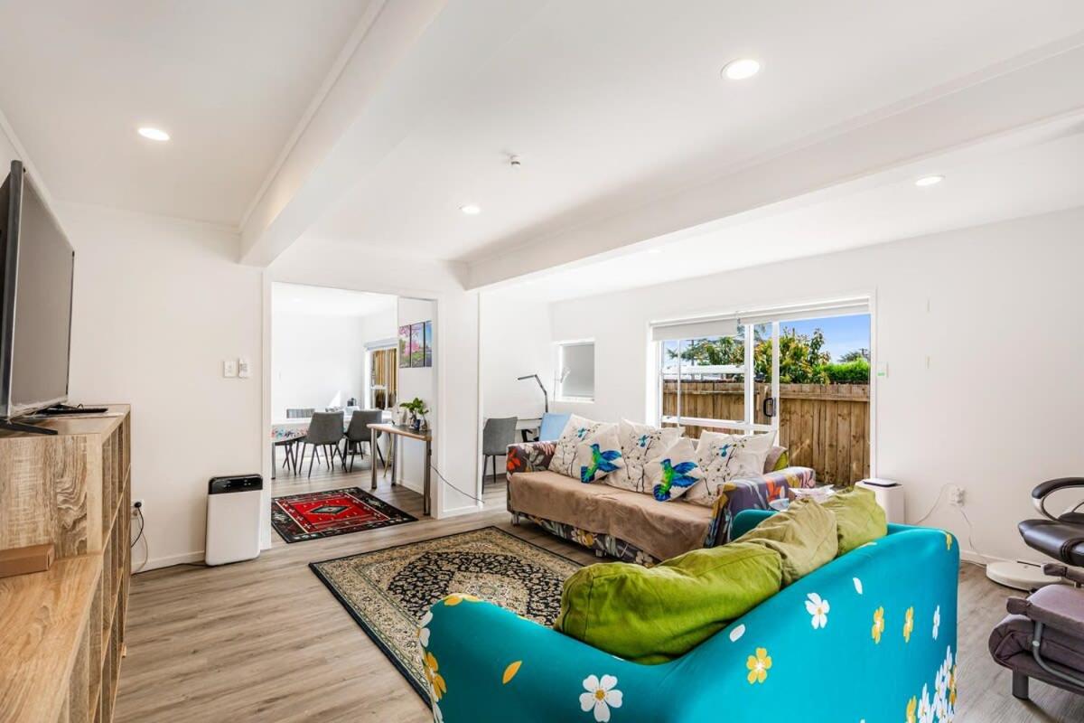 Spacious Renovated 3BR in Ellerslie I Zodiak Stays view 4