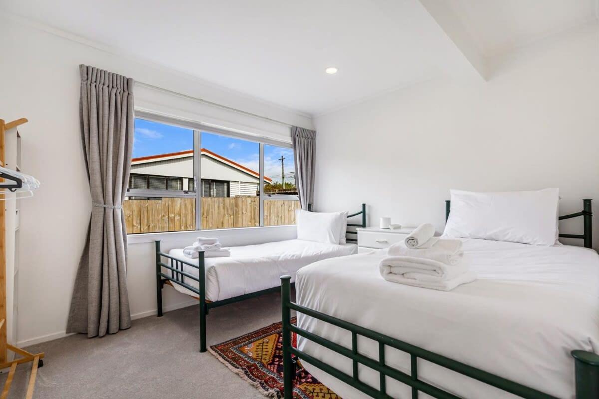 Spacious Renovated 3BR in Ellerslie I Zodiak Stays view 5