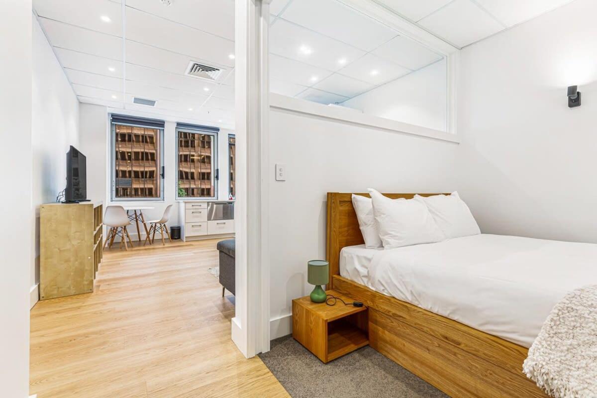 Prime location 1 BR apartment + study — Auckland