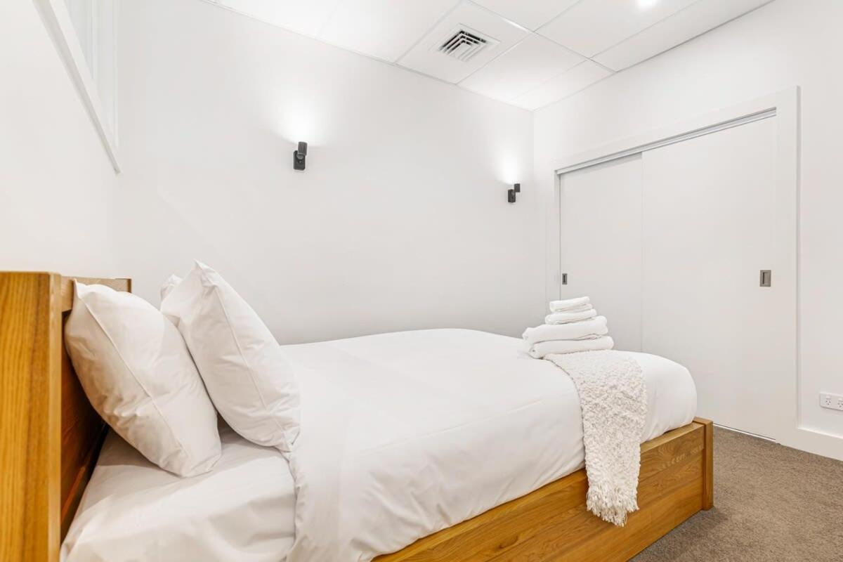 Prime location 1 BR apartment + study photo 2