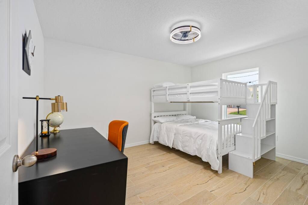 spacious 4-bedroom WITH KING BED view 3