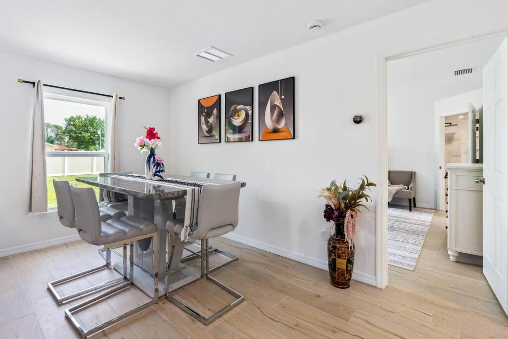 spacious 4-bedroom WITH KING BED view 4