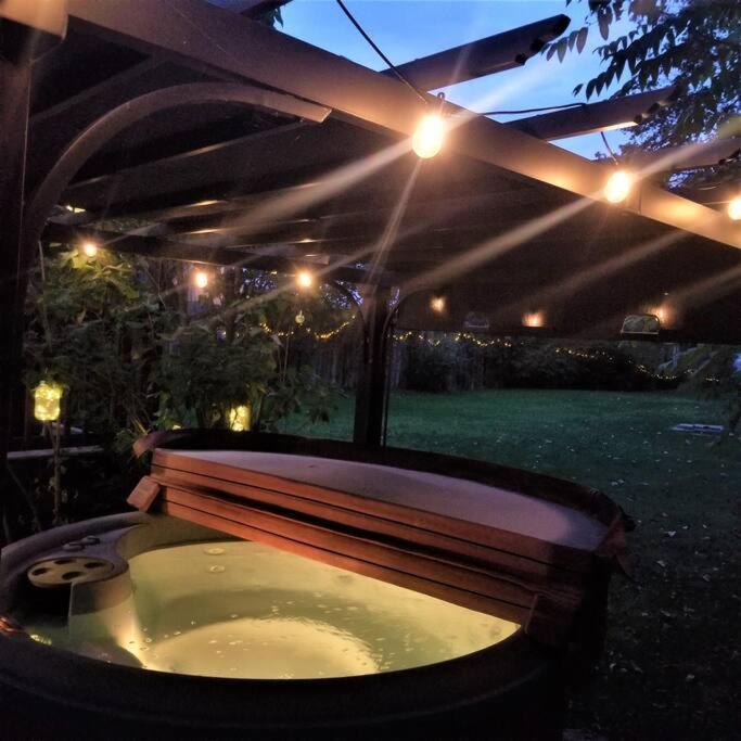 Kosecki Kottage - hot tub, sundeck, firepit & more