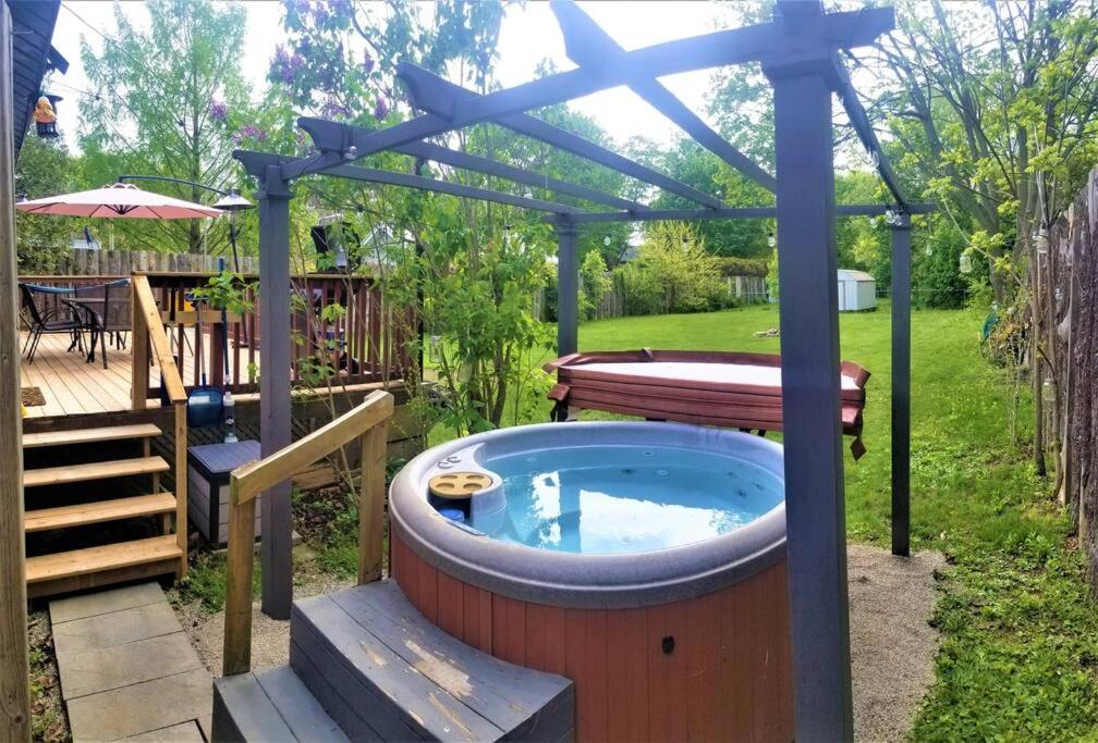 Kosecki Kottage - hot tub, sundeck, firepit & more