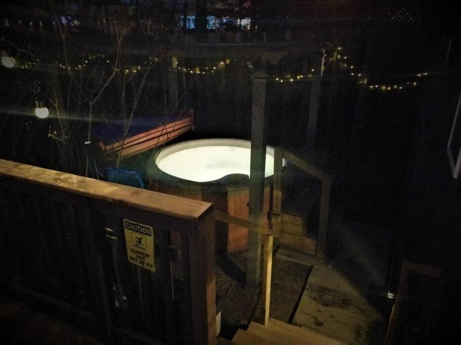 Kosecki Kottage - hot tub, sundeck, firepit & more