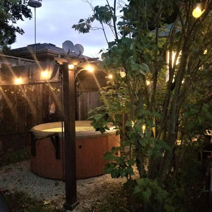 Kosecki Kottage - hot tub, sundeck, firepit & more