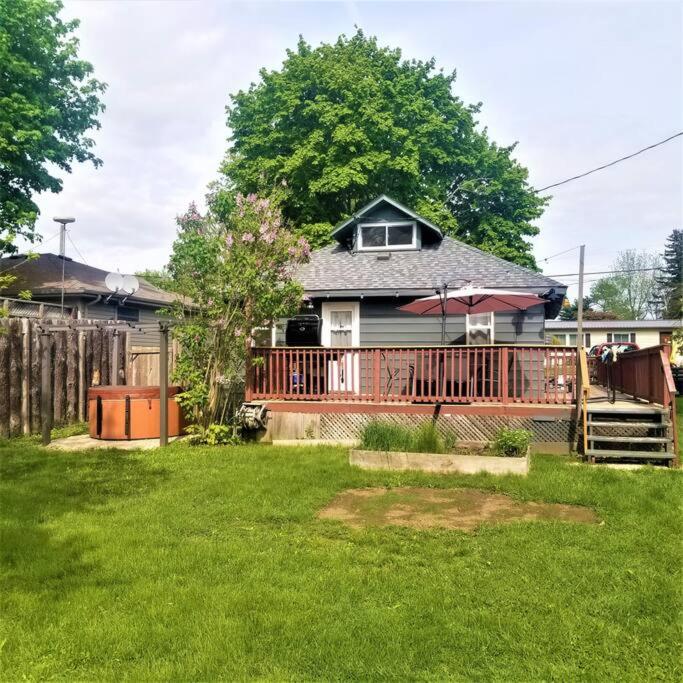 Kosecki Kottage - hot tub, sundeck, firepit & more