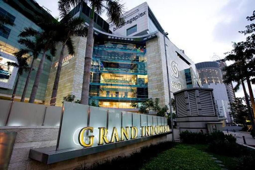 Scandi style flat in Central Jakarta, Gym & Pool view 4