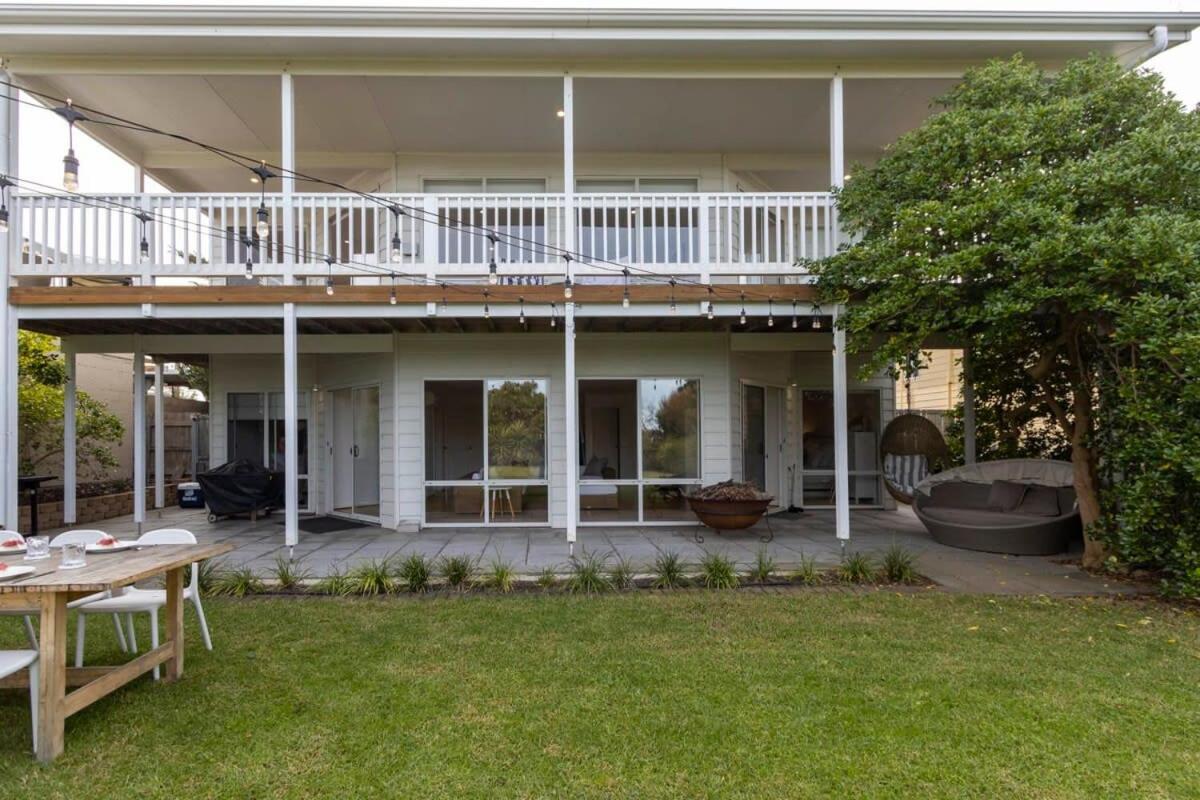 4 Bedroom House with AirCon Stroll to Beach
