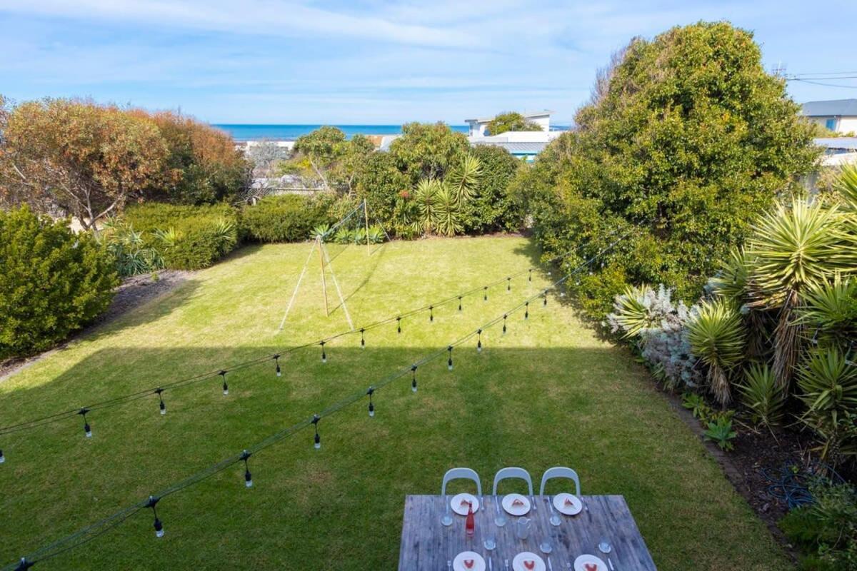 4 Bedroom House with AirCon Stroll to Beach
