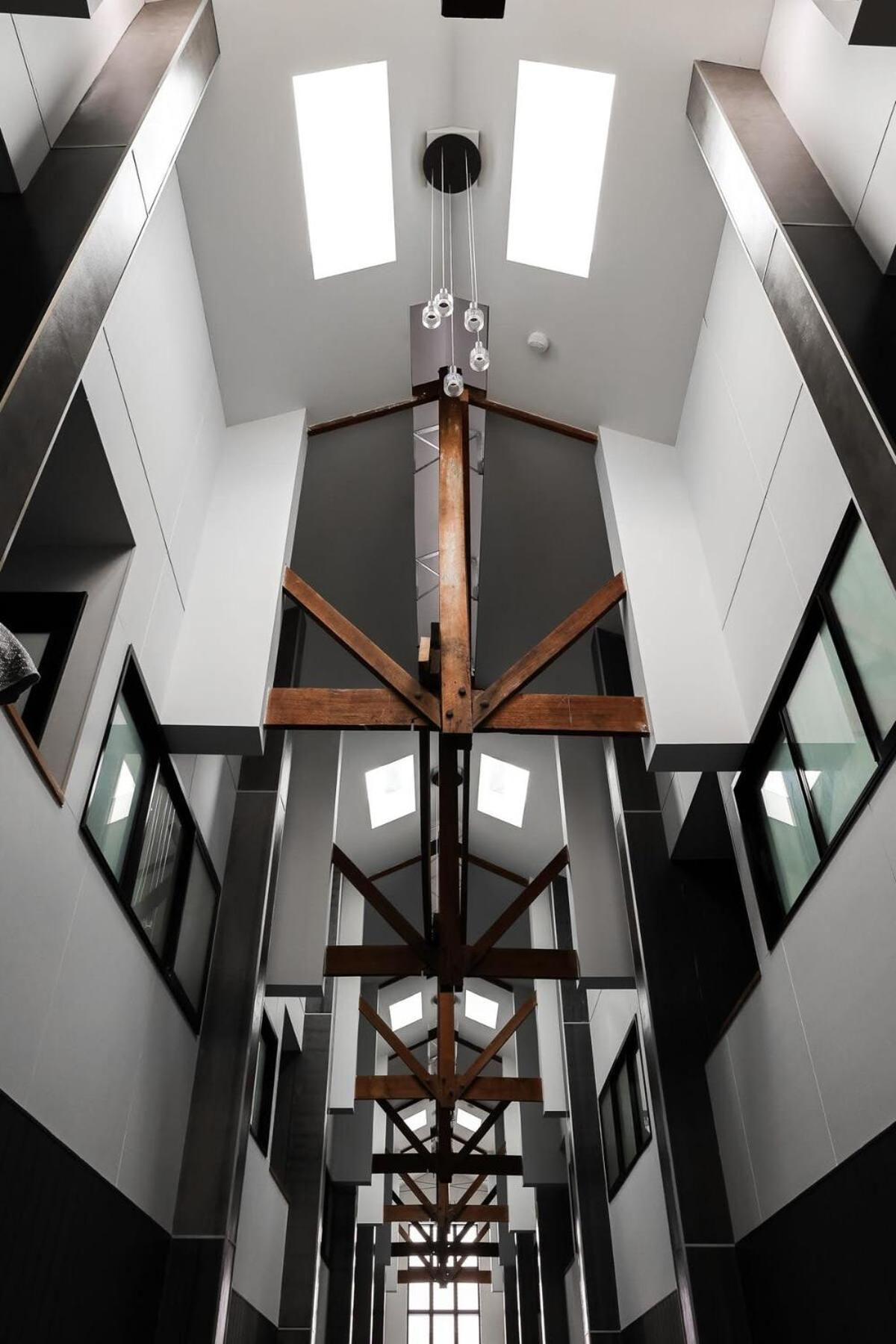 New Listing Loft Apt & A C in Heart of Devonport