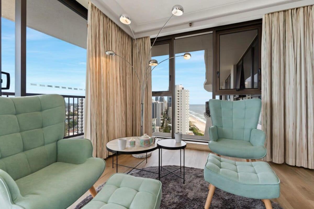 Surfers Paradise Beachfront Pool and Views