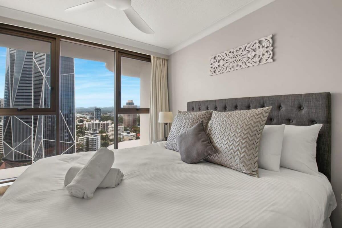 Surfers Paradise Beachfront Pool and Views