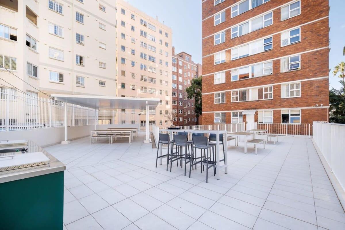 Apmnt With Parking, Balcony, Pool & Harbour Views