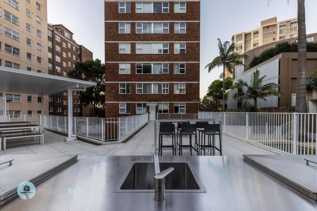 Apmnt With Parking, Balcony, Pool & Harbour Views