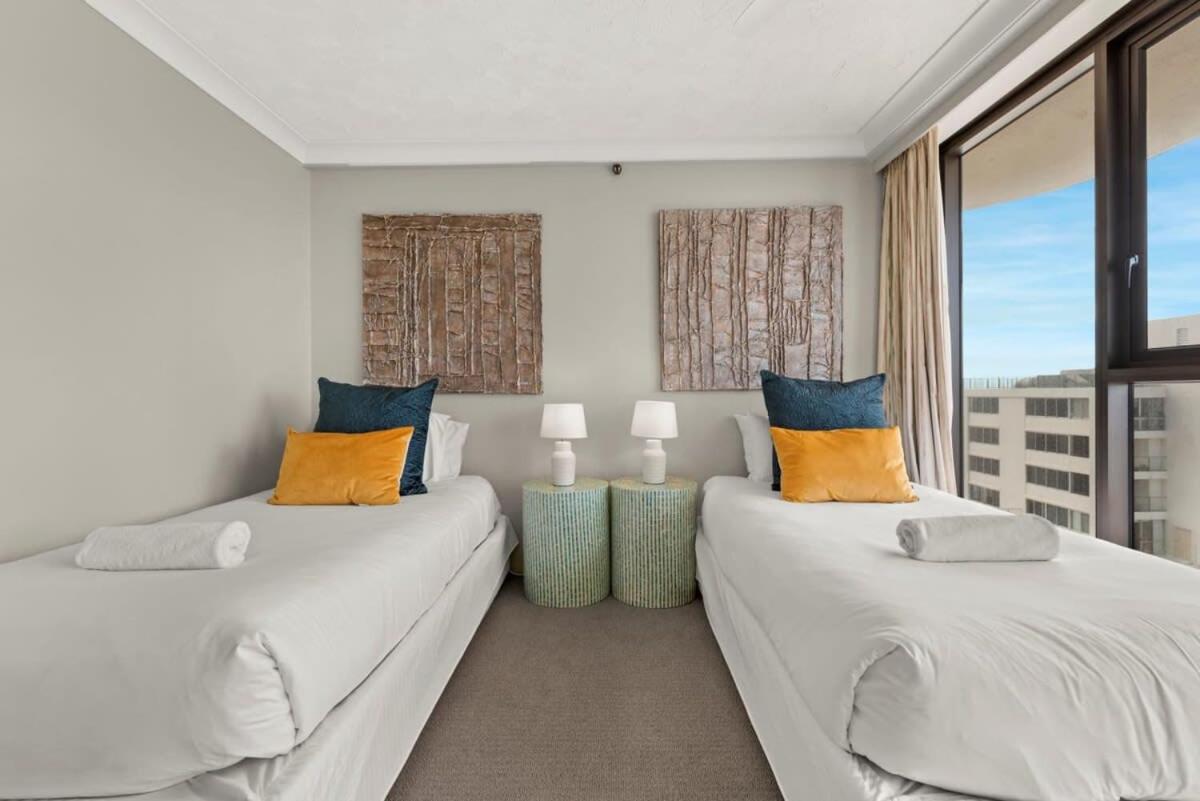 Surfers Paradise Beachfront Pool and Views