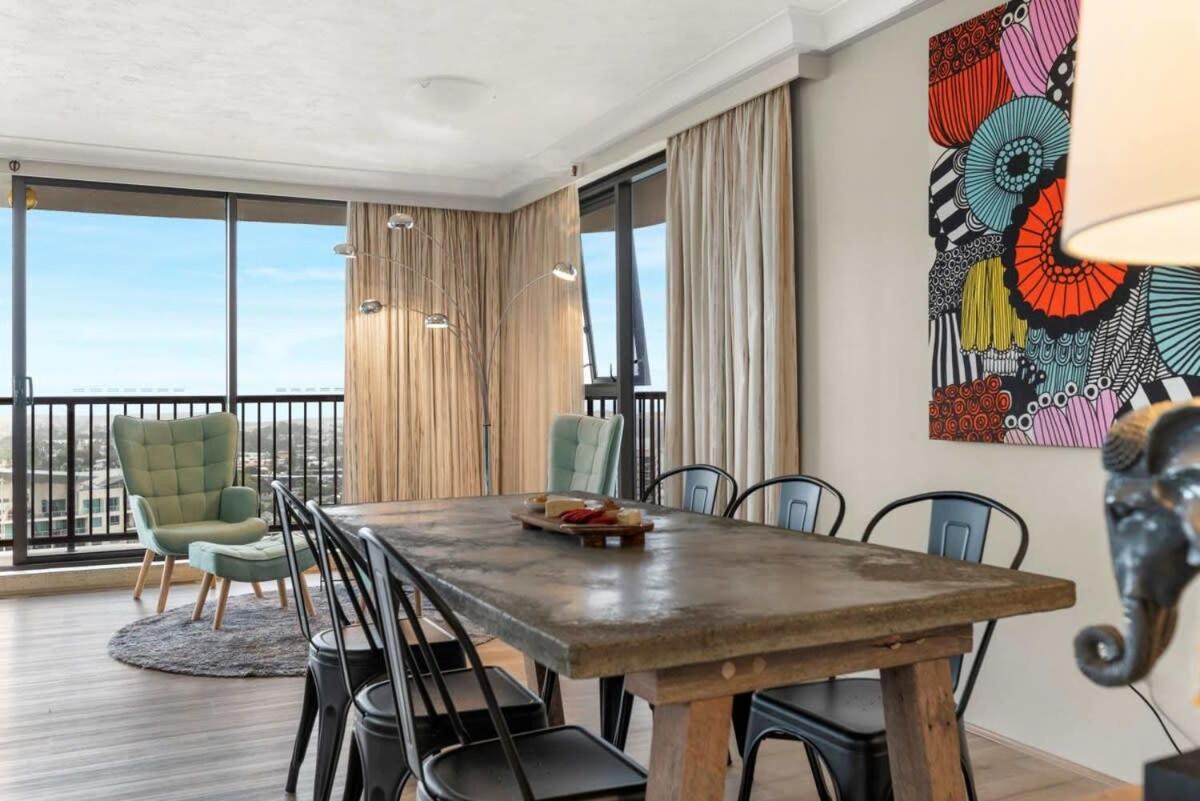 Surfers Paradise Beachfront Pool and Views
