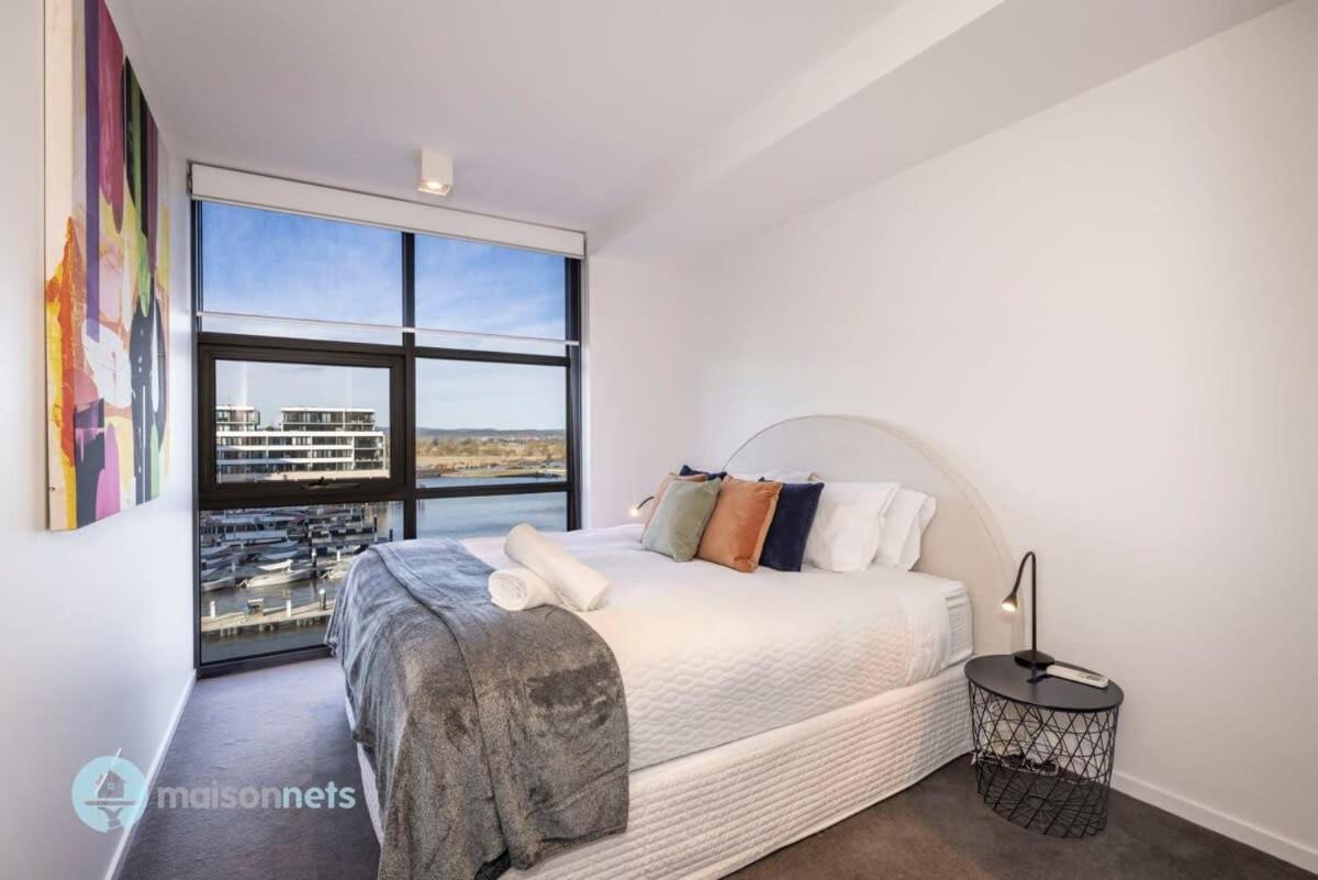 Large Modern 2 Bdrm Apt, Water Views, 2x Car Spots