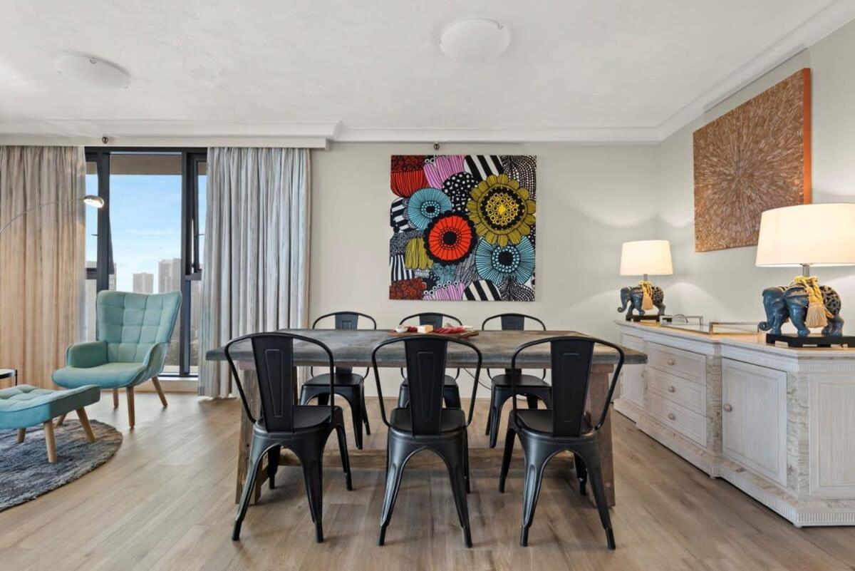 Surfers Paradise Beachfront Pool and Views