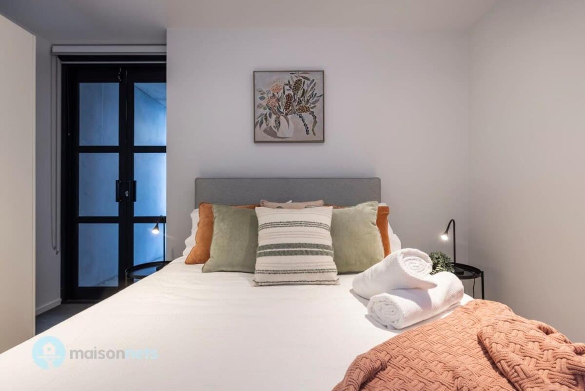 Large Modern 2 Bdrm Apt, Water Views, 2x Car Spots