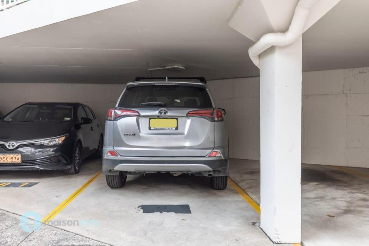 Apmnt With Parking, Balcony, Pool & Harbour Views