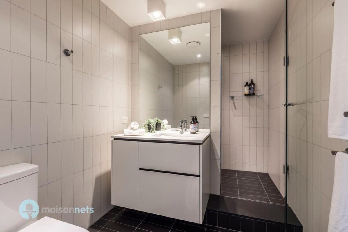 Large Modern 2 Bdrm Apt, Water Views, 2x Car Spots