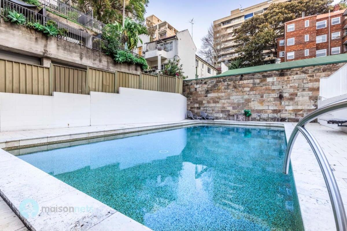 Apmnt With Parking, Balcony, Pool & Harbour Views