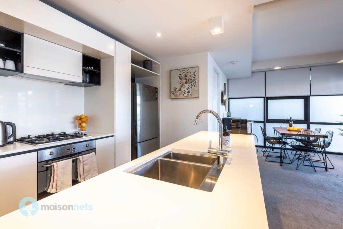 Large Modern 2 Bdrm Apt, Water Views, 2x Car Spots