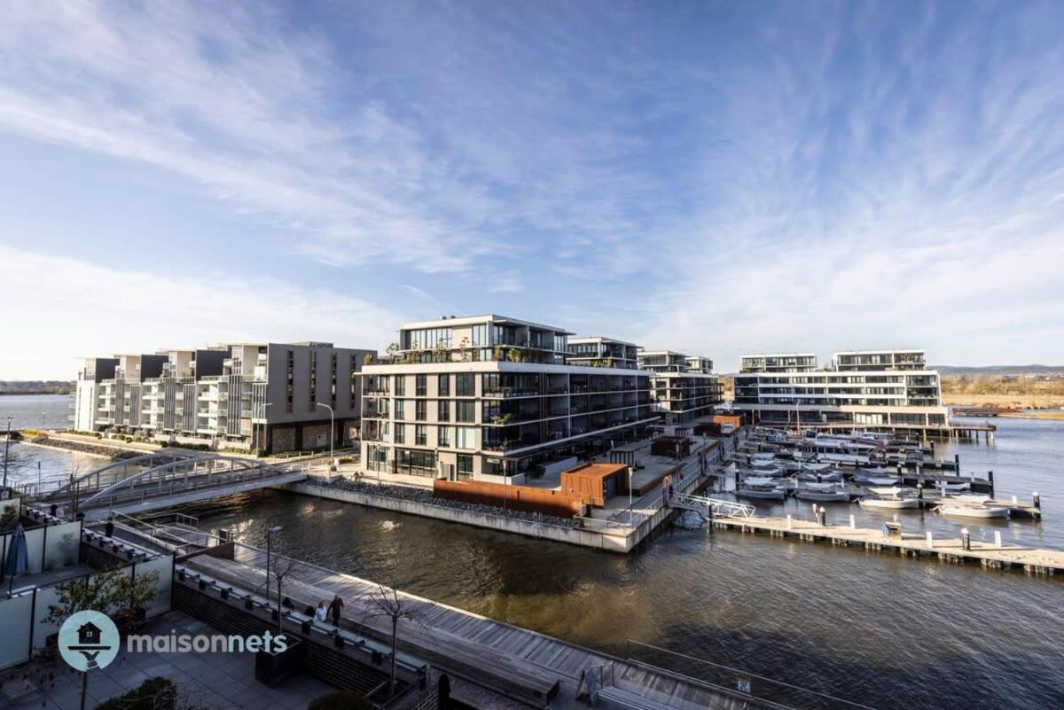 Large Modern 2 Bdrm Apt, Water Views, 2x Car Spots