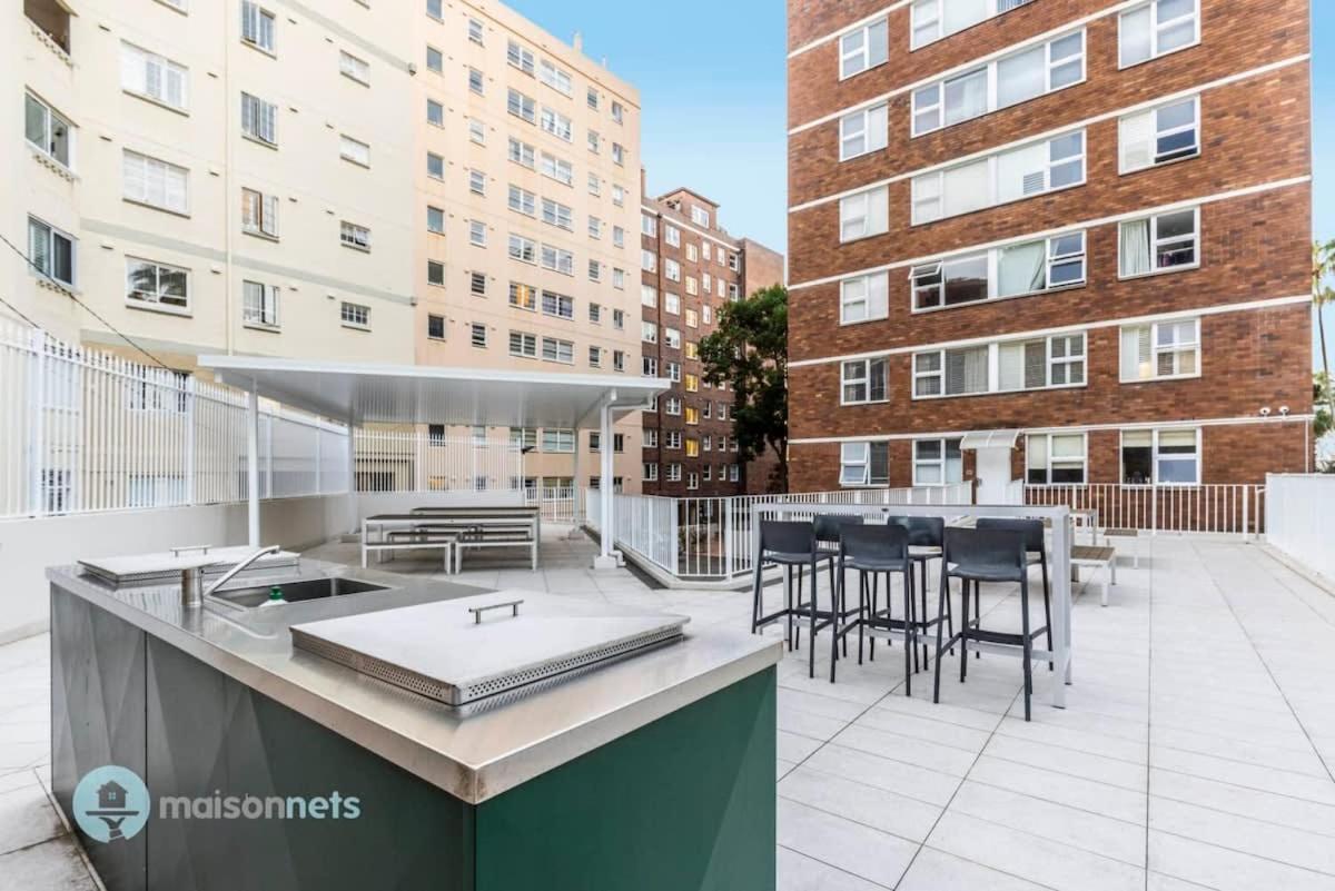 Apmnt With Parking, Balcony, Pool & Harbour Views