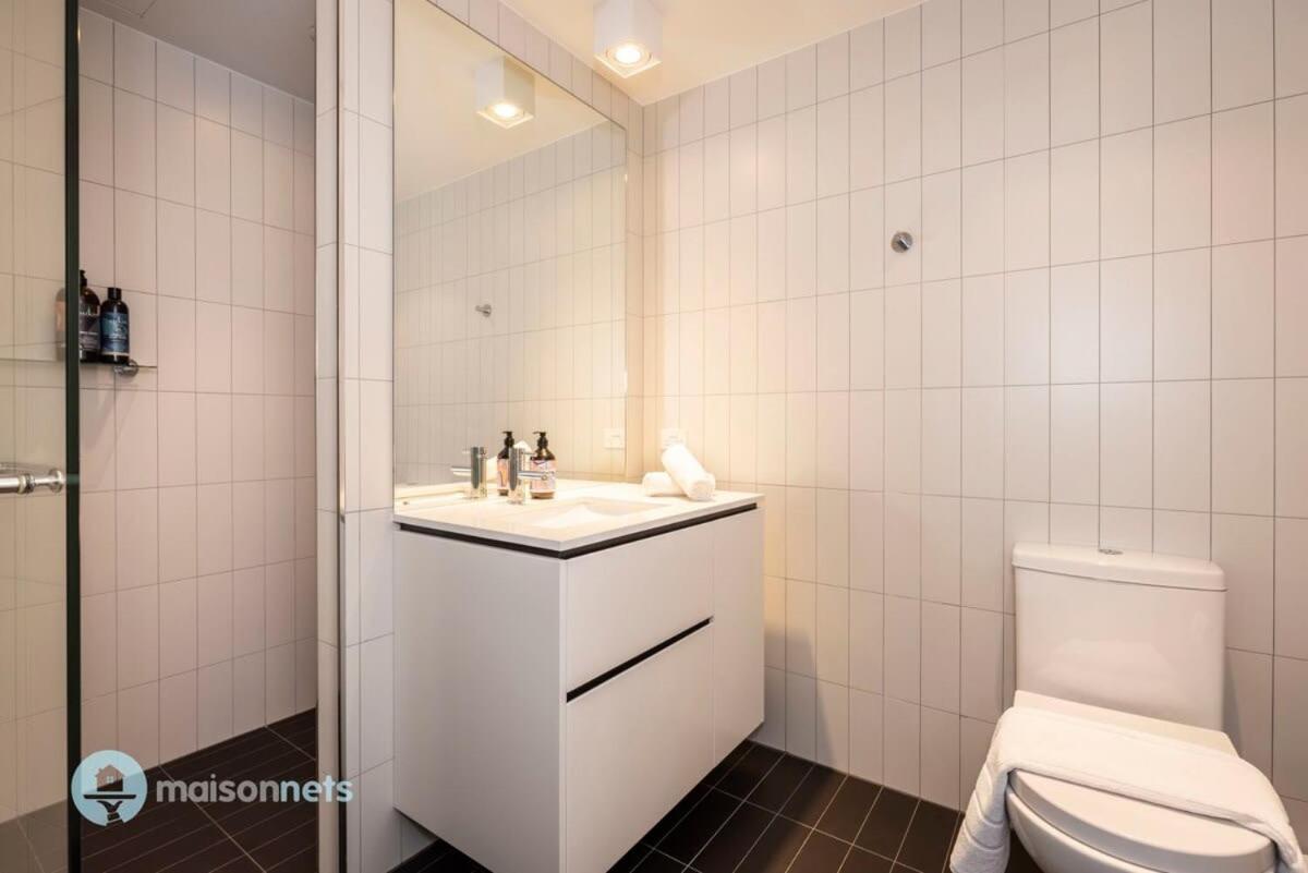 Large Modern 2 Bdrm Apt, Water Views, 2x Car Spots