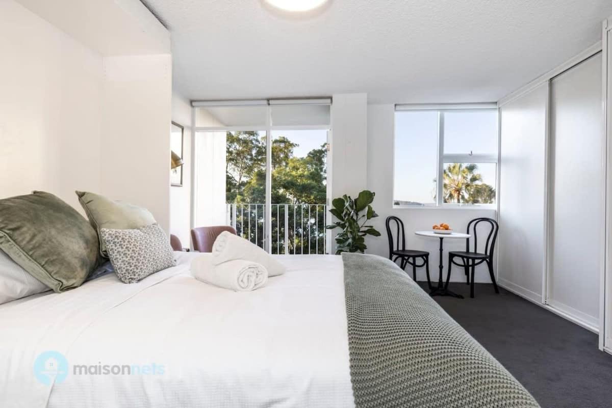 Apmnt With Parking, Balcony, Pool & Harbour Views